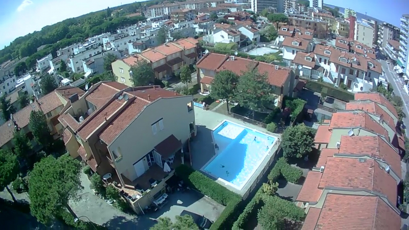 Vista dall\'alto della piscina e del Residence
