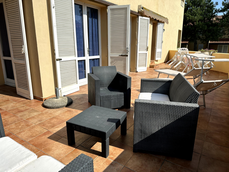 Außensitzbereich mit 2 Sonnenliegen – Lido di Pomposa – Blick auf den Pool