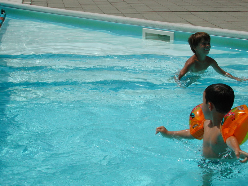 Bambini in piscina