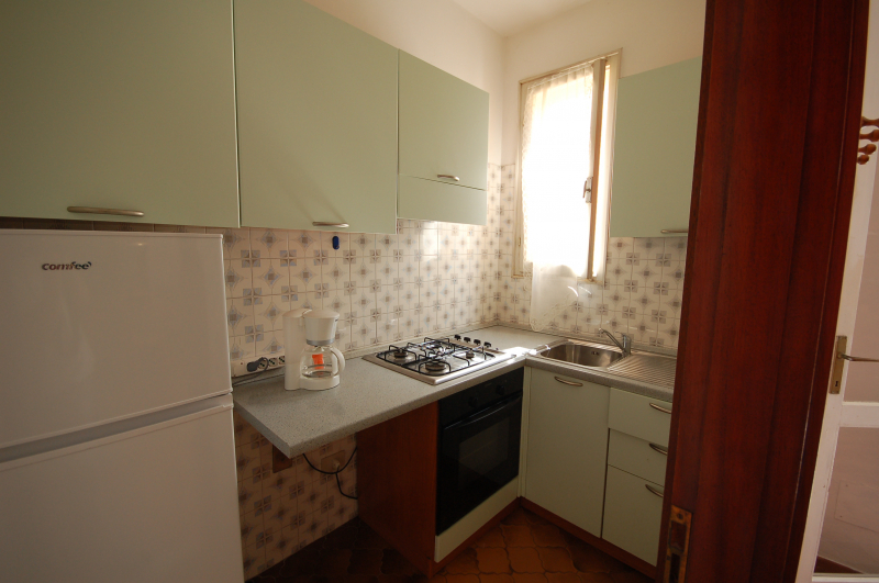 Küche mit Backofen und Kühlschrank ausgestattet - Delta Blu Residence Village