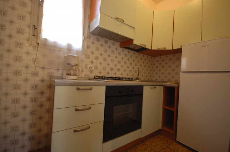 Cucina separata attrezzata con forno frigo congelatore - Pomposa Lido - Delta Blu Residence Village