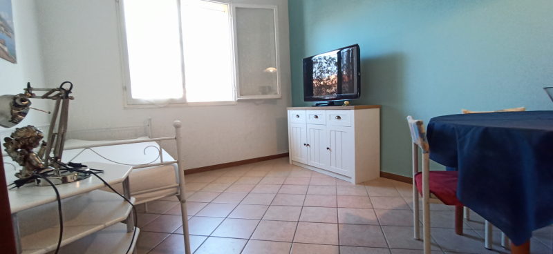 Wohnzimmer mit Schlafcouch, TV und Essbereich - Lido di Pomposa