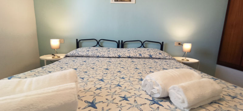 Schlafzimmer mit Doppelbett - inklusive Bettwäsche - Lido di Pomposa