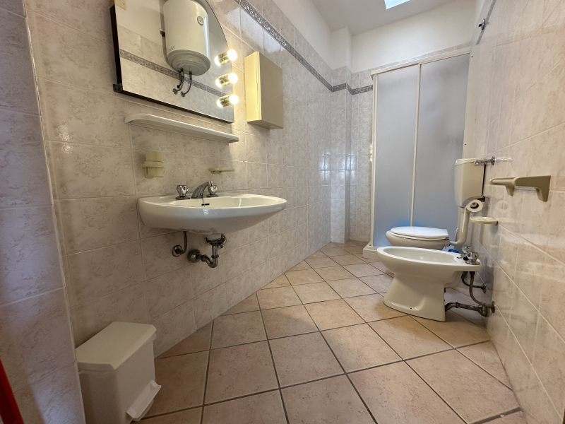 Badezimmer mit Dusche - Lido di Pomposa - 50 m vom Strand entfernt