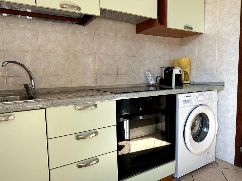 kitchen with oven and washing machine - Lido di Pomposa